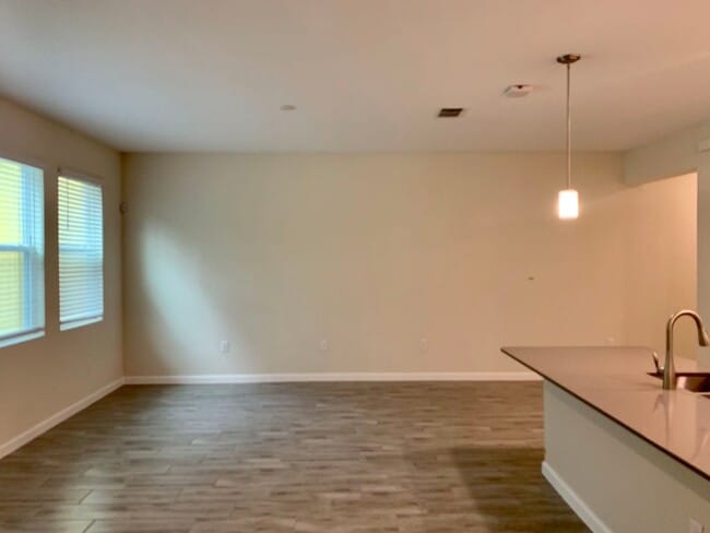 Building Photo - Beautiful Town house for Rent