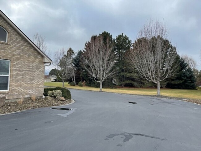 Building Photo - 1 Bedroom Suite for Lease with Washer/Dryer and Garage Spot