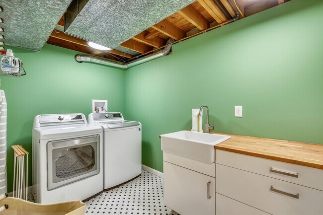 Building Photo - Fabulous 5BR 2.5BA Located in Close in Roc...