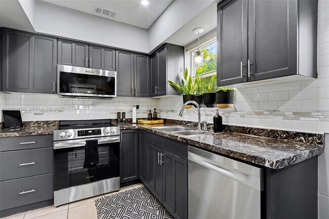 Building Photo - 818 NW 29th Ct