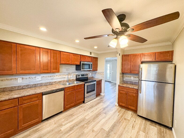 Building Photo - 515 E Dunbar Dr