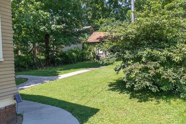 Building Photo - $1,300 | 1 Bedroom + Bonus Room, 1 Bathroom 2nd Floor Apartment | Pet Friendly* | Available for A...