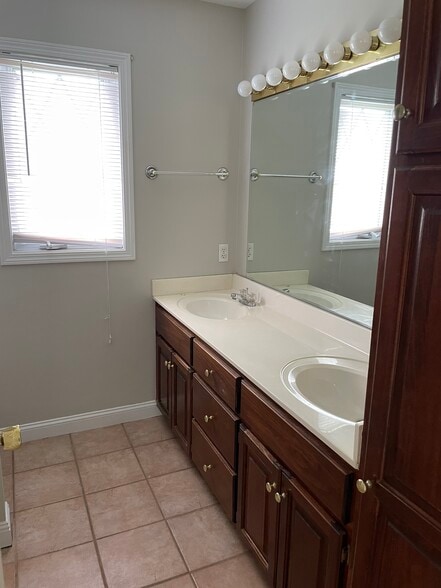Building Photo - 190 Scarlet Oak Dr.