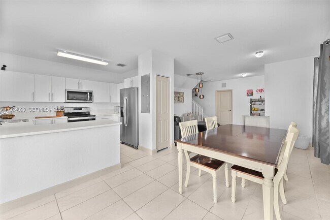 Building Photo - 1270 NW 3rd Ln