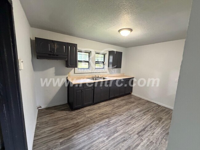 Building Photo - 102 Elmwood-