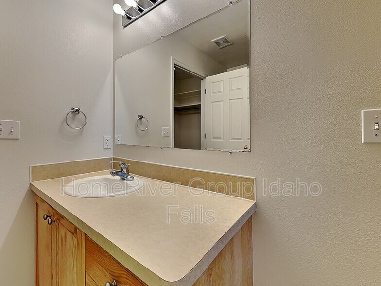 Building Photo - 3535 Deloy Dr