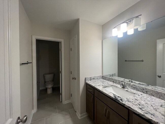 Building Photo - 5 bedroom, 3 bath home in Savannah, near I-16