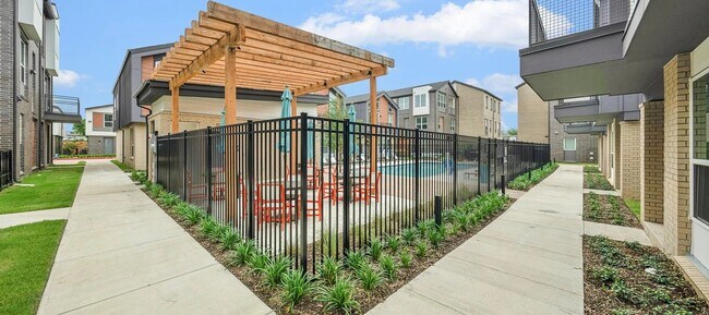 Building Photo - 10030 Garland Rd