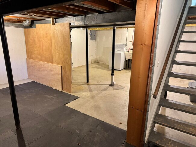 Building Photo - 3200 Bolgos Cir