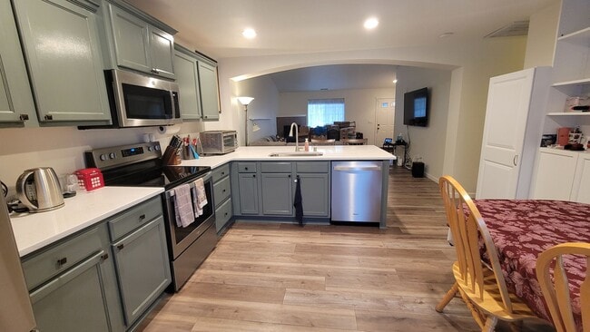 Building Photo - Amazing 3 br 2 bath ONE LEVEL home on full...