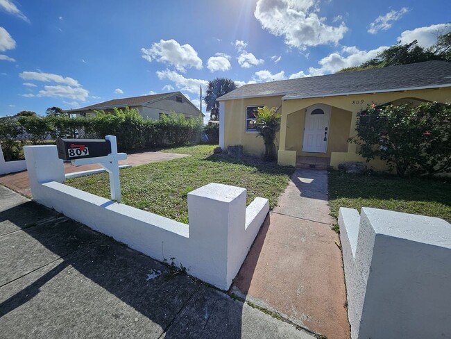 Building Photo - 4 Bedroom 2.5 Bathroom SF House