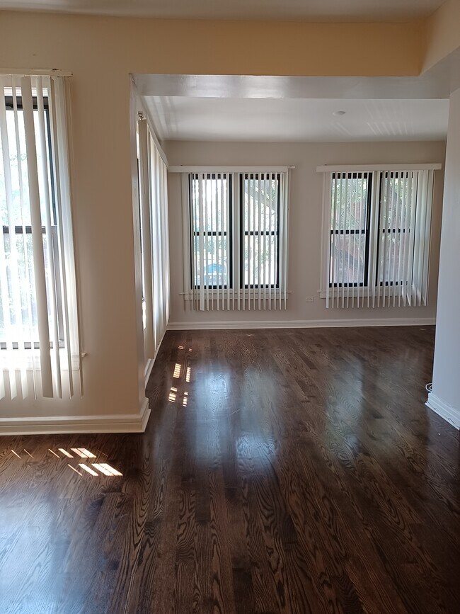 spacious living room/dining area - 5311 S Maryland Ave