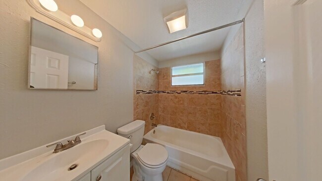 Building Photo - Unique 4/2 with In-law Apartment