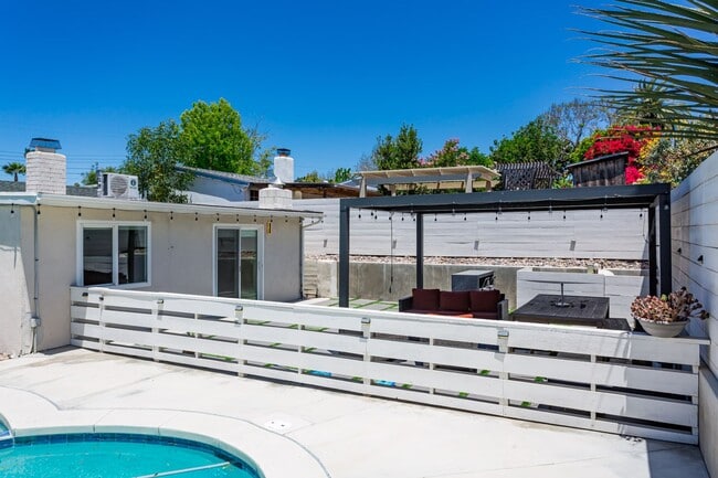 Building Photo - Contemporary Birdland Residence