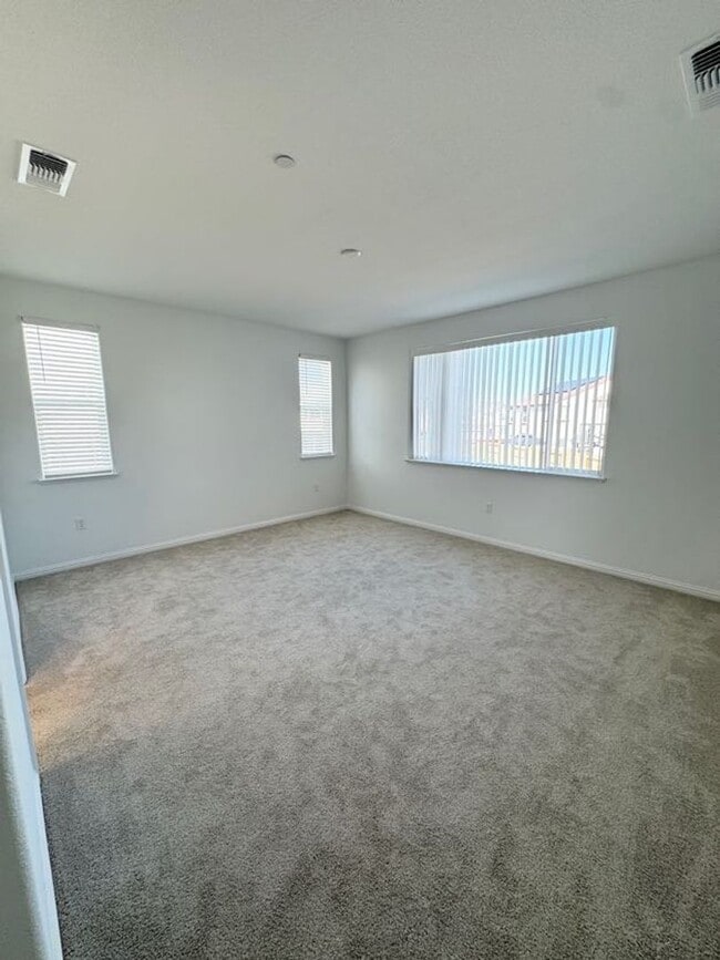 Building Photo - NEWER SOLAR HOME – 4 Bed / 3 Bath + Loft | 2,800 Sq Ft  SEE VIDEO