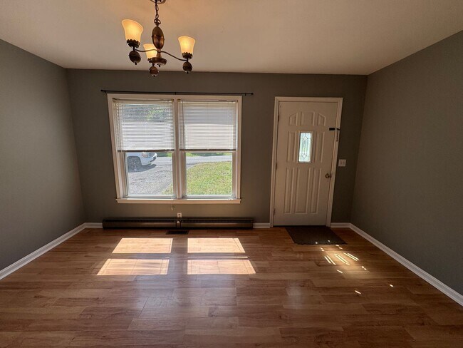 Building Photo - 2 bed/ 1 bath duplex with Carport