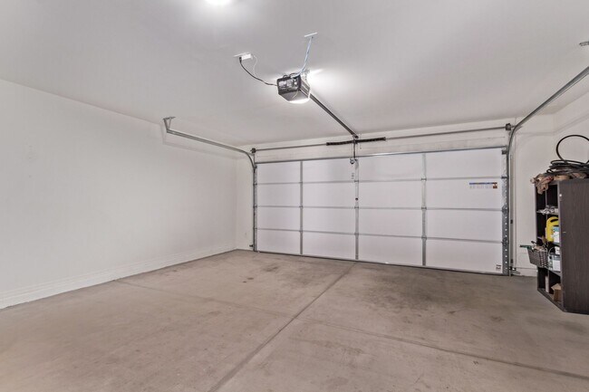Building Photo - Stunning 2-Story with Modern Living in Flo...