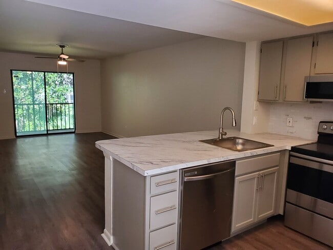 Building Photo - 2BD / 2BA Newly Remodeled 2 bed / 2bath Condo with Community Pool, close to Truman Pkwy!