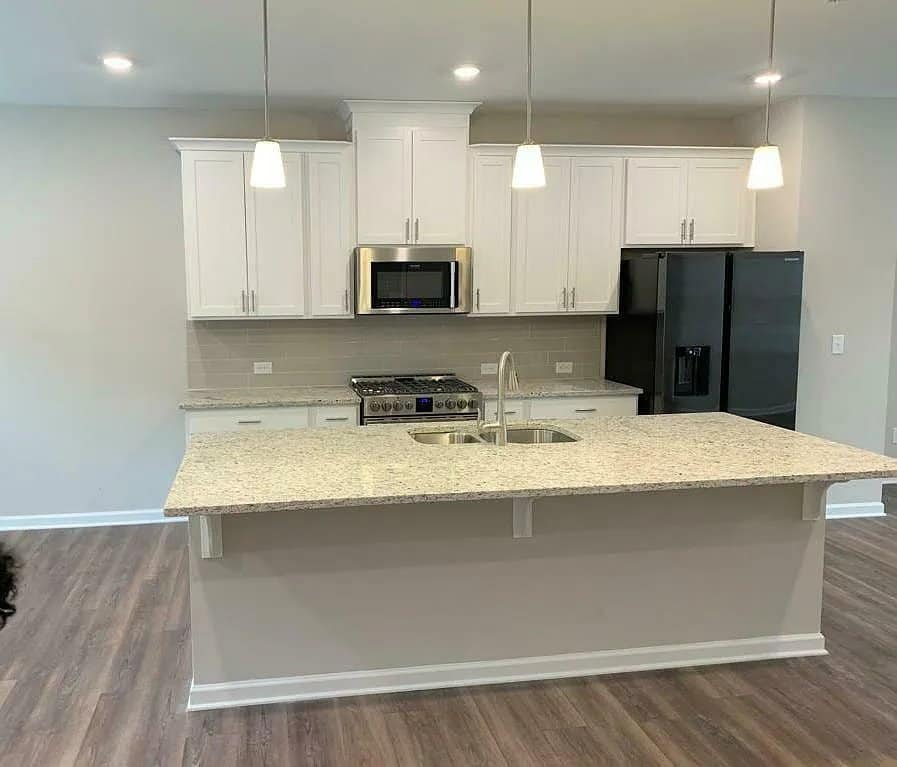 Building Photo - 256 Commons Ave