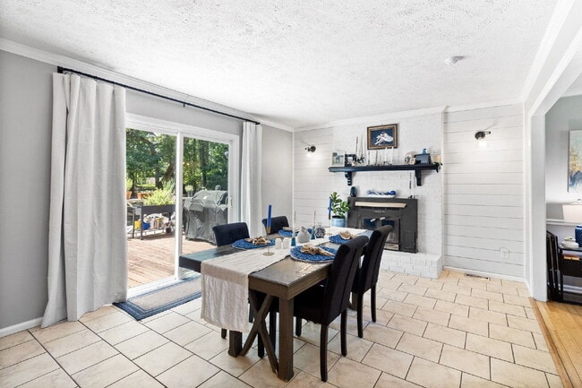 Building Photo - Spacious 4-Bedroom Haven with 3 Full Baths...