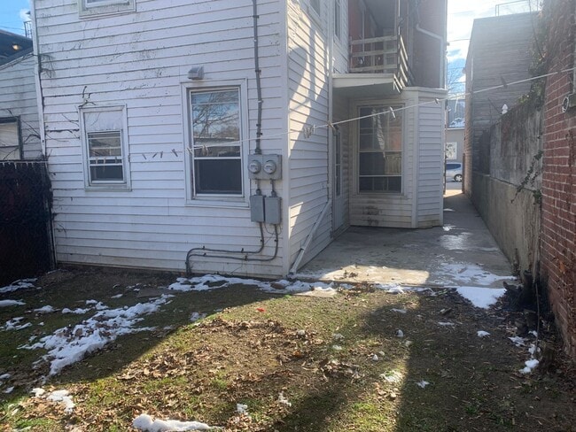 Building Photo - 1st Floor 2 Bedroom Apartment, Private Entrance, Small Yard, York City SD