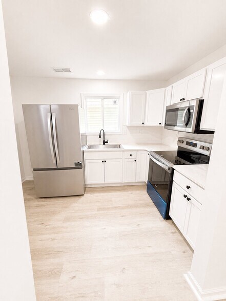 Building Photo - 1808 Cephas St