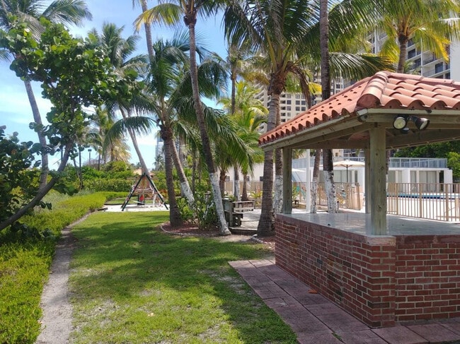 Building Photo - 2655 Collins Ave