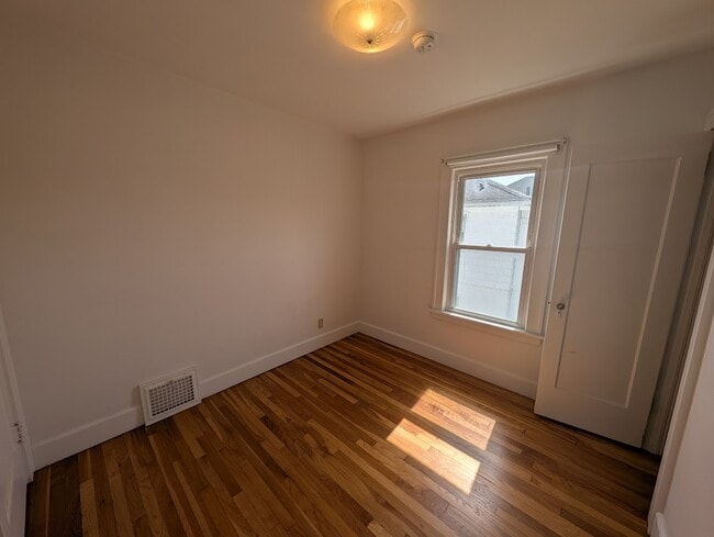 Building Photo - 105 Helen St