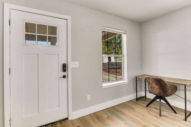 Building Photo - Charming 3-Bedroom, 2-Bath Home Near Downtown Pensacola
