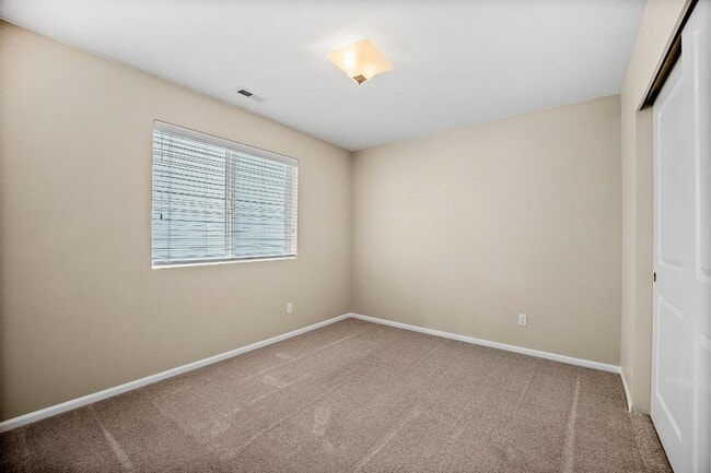 Building Photo - Spacious Spanaway Home w/ A/C & 5 Bedrooms...