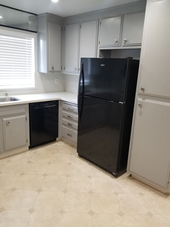 Building Photo - 3 bedroom 2 bath single story ranch home