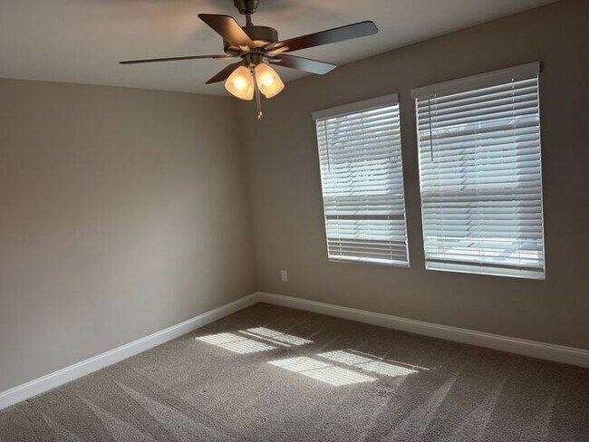 Building Photo - Newer End unit townhouse in Kannapolis, NC!!