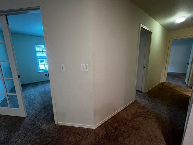 Building Photo - DuPont Condo, 3 bedrooms, 2.5 bath for Rent