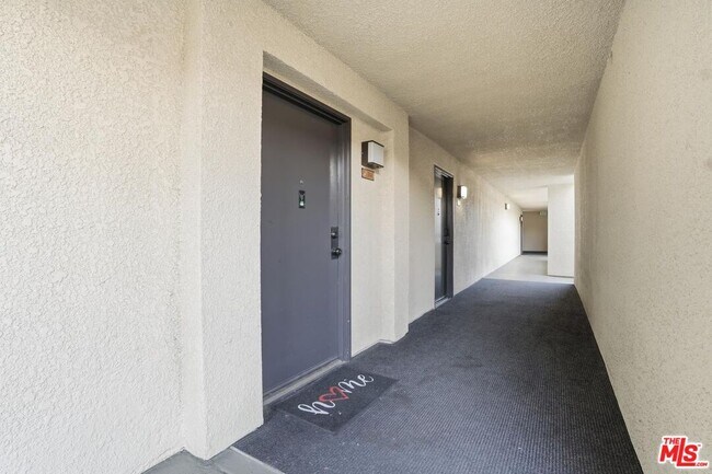 Building Photo - 5530 Owensmouth Ave