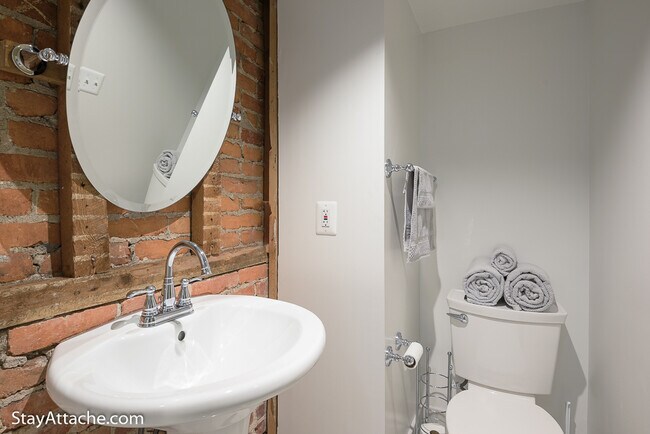 Building Photo - 2027 O Street NW Unit 1