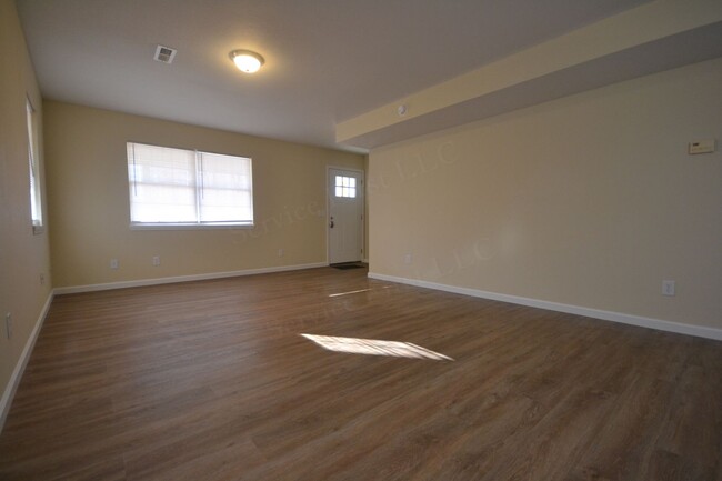 Building Photo - 3 Bed 1.5 Bath 4- Plex