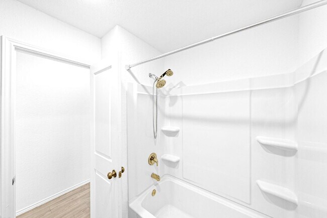 Building Photo - Charming 3-Bedroom Haven with 2 Full Baths