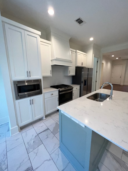 Full View of Spacious Kitchen - 324 Saint Thomas Ln