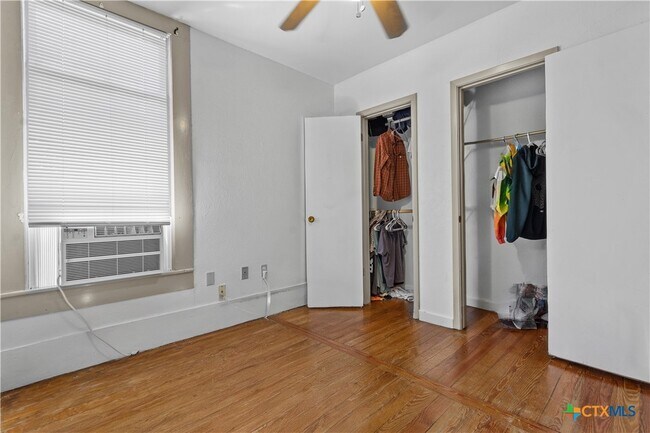 Building Photo - 527 W San Antonio St