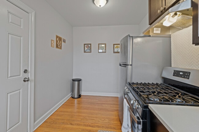 Building Photo - 6443 N Hamilton Ave