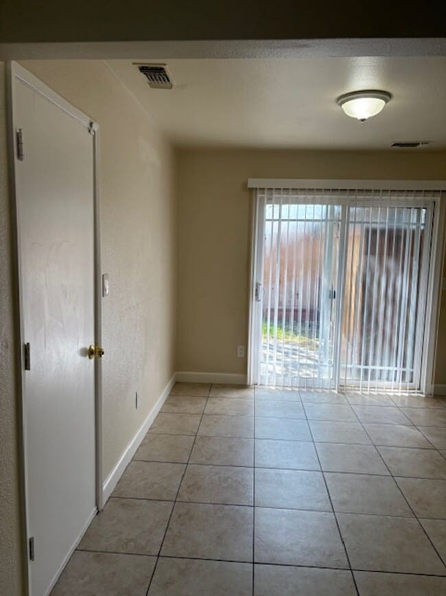 Building Photo - Single story, 3 bed 1.5 bath home.