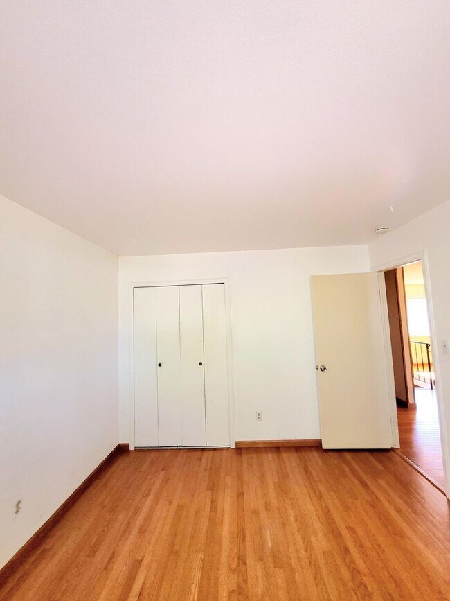 Building Photo - 4 bedroom home with fenced back yard!
