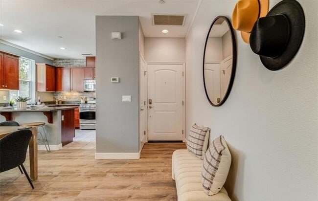 Building Photo - APARTMENT