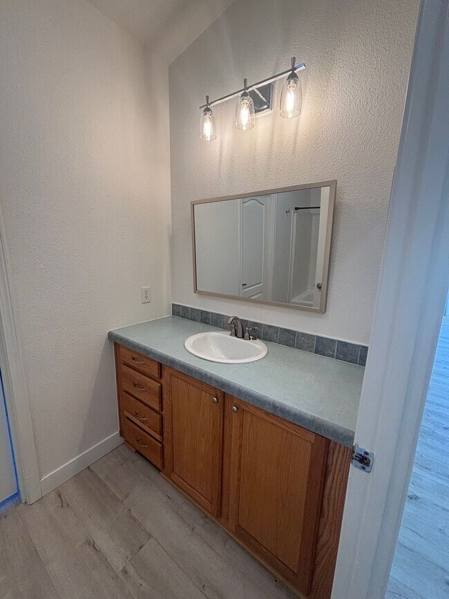 Building Photo - Single Level 3 Bedroom 2 Bathroom Home located just minutes from both Windsor and Larkfield w/ Ut...