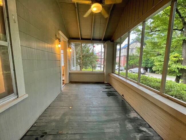 Screened in porch - 908 Oxmoor Rd