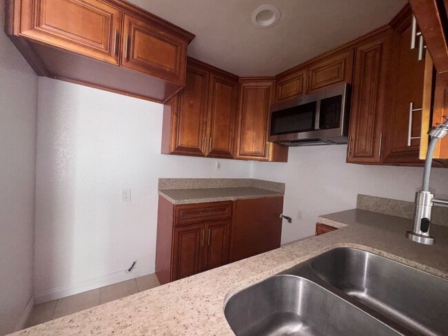 Building Photo - Spacious Home in Huntington Park HOA Commu...