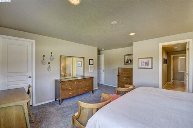 Building Photo - 1710 SW Panorama Dr