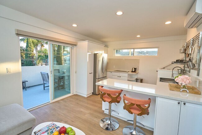 Building Photo - FURNISHED Modern One Bedroom+Loft Coronado! In Unit W/D! AC! Assigned Parking!