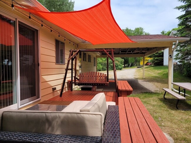 Building Photo - Charming 3-Bedroom, 1.5-Bathroom Fully Fur...