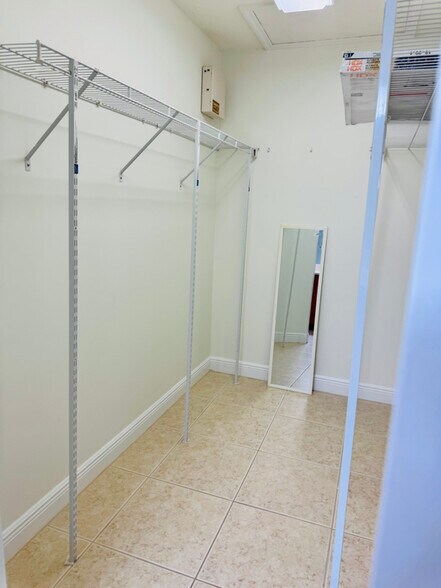 Building Photo - 3601 SW Ballweg St
